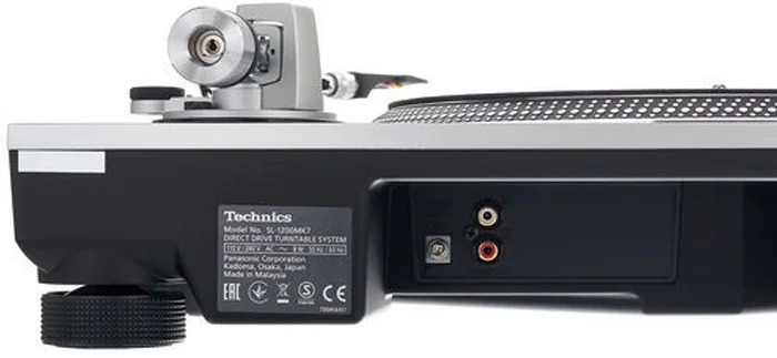 Разъёмы кабелей питания и звукового оборудования