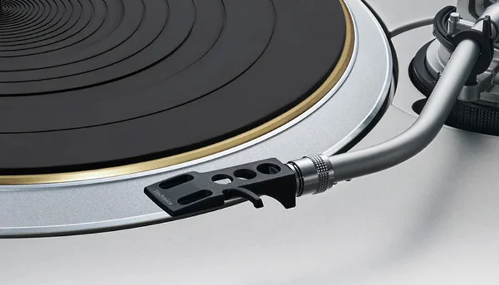 Тонарм S-образной формы из легкого и жесткого алюминия