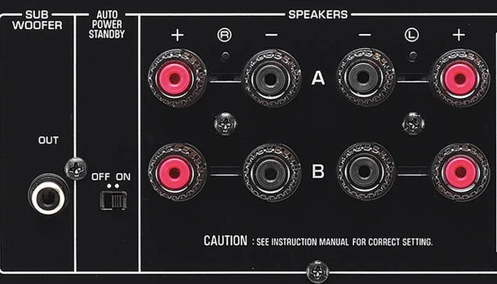 Возможность выбора акустических систем A, B или A+B и клеммы для подключения двух пар АС