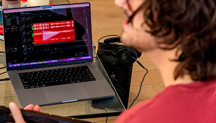 Zoom AMS-24 — аудиоинтерфейс для записи и стриминга музыки.