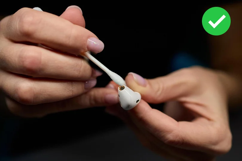 Чем можно чистить наушники безопасно