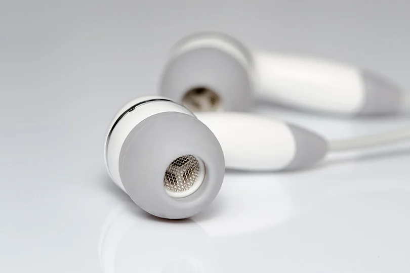 Как почистить внутриканальные и проводные наушники