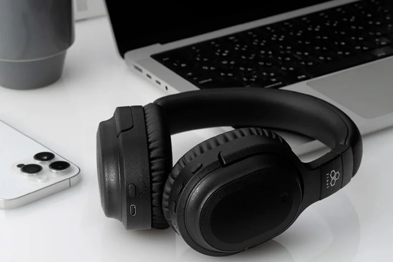 Как ухаживать за накладными и полноразмерными наушниками