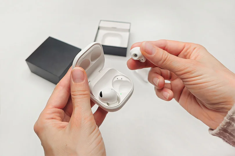 Как чистить беспроводные наушники и зарядный кейс