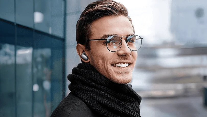 Пример ношения TWS наушников с очками