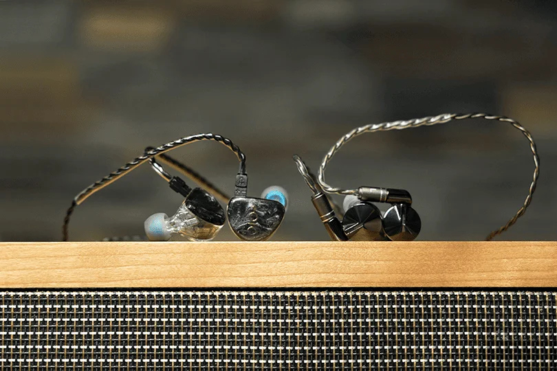 Пример динамических и арматурных наушников