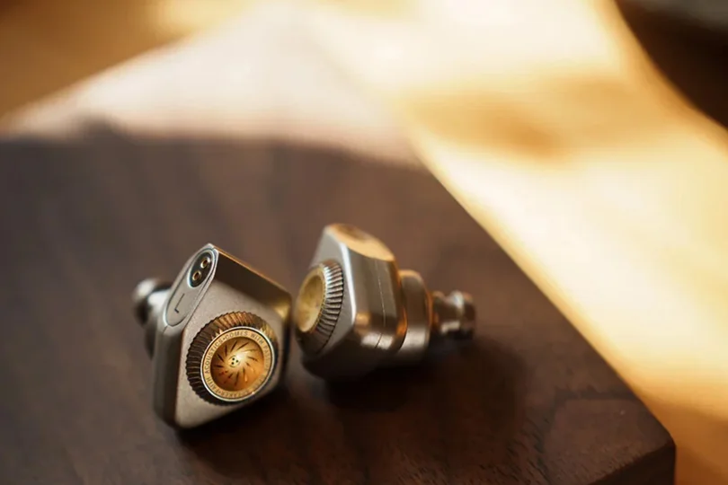 Faith Audio Labs E1000 Titanium — внутриканальные High-End наушники с акцентом на материал корпуса и масштаб подачи