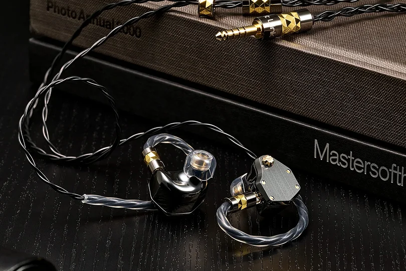 Unique Melody MEST Jet + Link Cable Black — сочетание портативного Hi-Fi и гибкости подключения