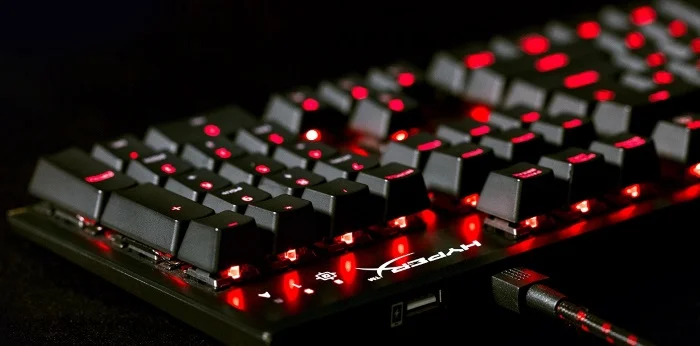 Клавиши HyperX с красной подсветкой и динамическими световыми эффектами