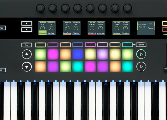 NOVATION 61 SL MK III. Встроенный 8-дорожечный секвенсор.