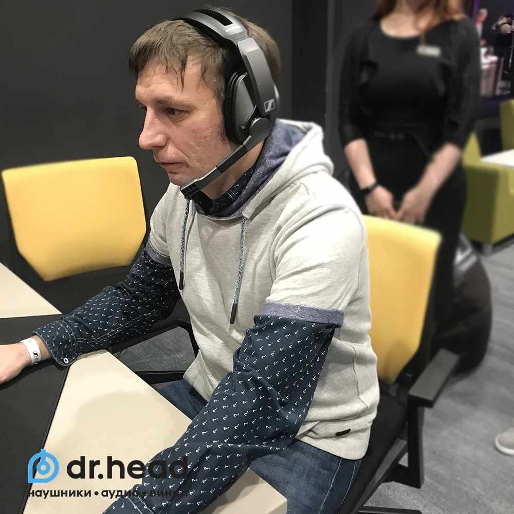 Гарнитура Sennheiser GSP 370 на голове