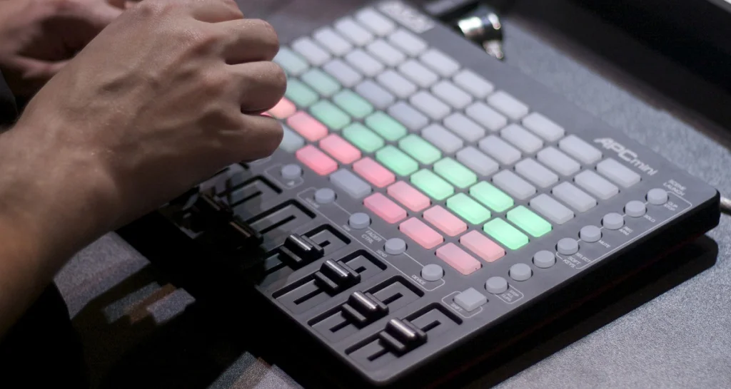 akai_professional_apc_mini_usb3.jpg