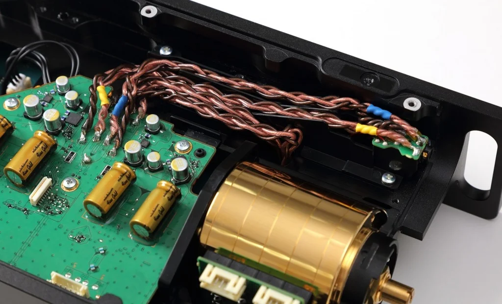 DMP-Z1, под крышкой корпуса