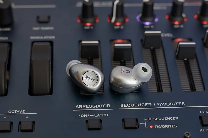 Беспроводные наушники KEF Mu3 Silver Grey - рис.17