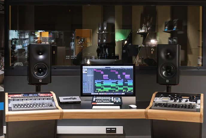 Студийный монитор Dutch & Dutch 8c-Studio Speaker black студийный монитор_УЦ0 - рис.20