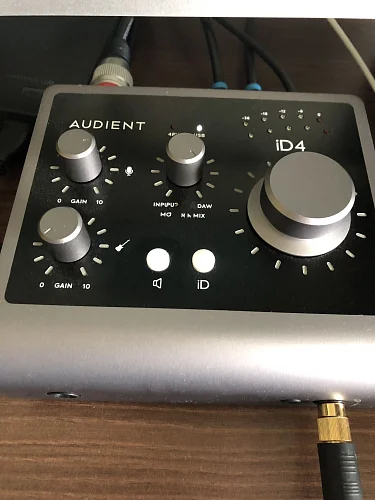 Купить аудиоинтерфейс Audient iD4 MKII Black по цене от Купить аудиоинтерфейс Audient iD4 MKII Black по цене от