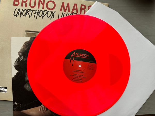 Виниловая пластинка Bruno Mars – Unorthodox Jukebox - Neon Coral LP - рис.2