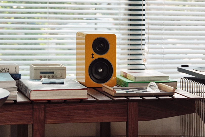 Знакомство с обновлённой активной полочной акустикой от Jamo 