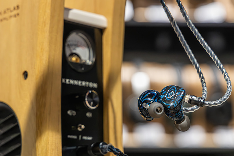 Вопреки традициям: один драйвер и флагманский звук в Noble Audio Iris Blue