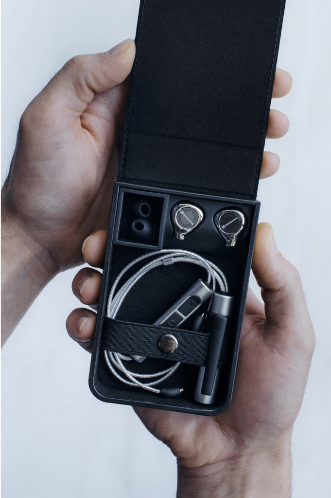 pic_xelento-wireless_17-05_case-hand-open_v1.jpg pic_xelento-wireless_17-05_case-hand-open_v1.jpg