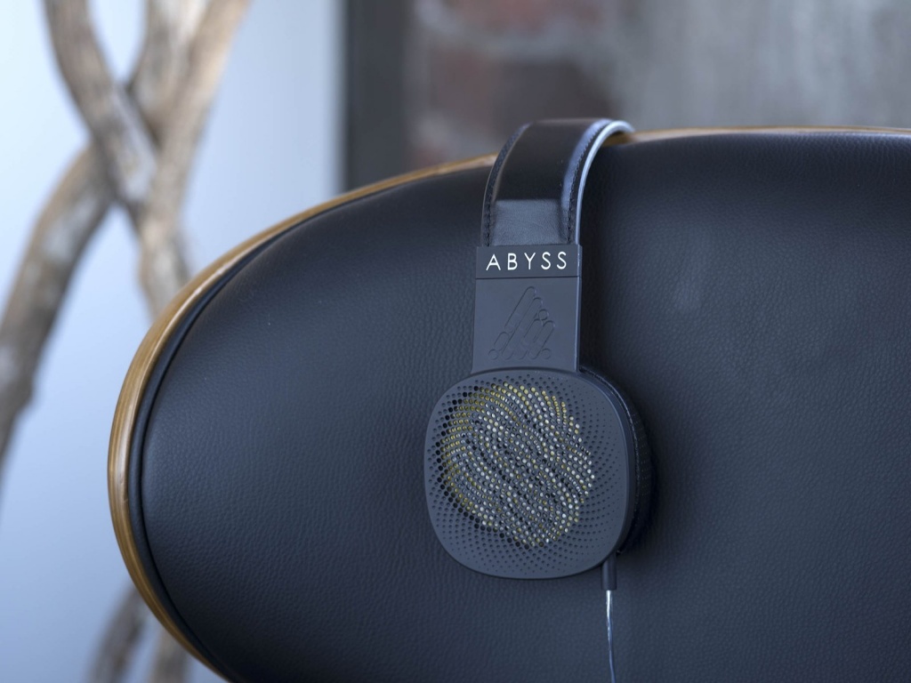 abyss_diana_black_chair_1600x_bf60c105-ef59-42bd-8a71-98cdf144b4ee.jpg