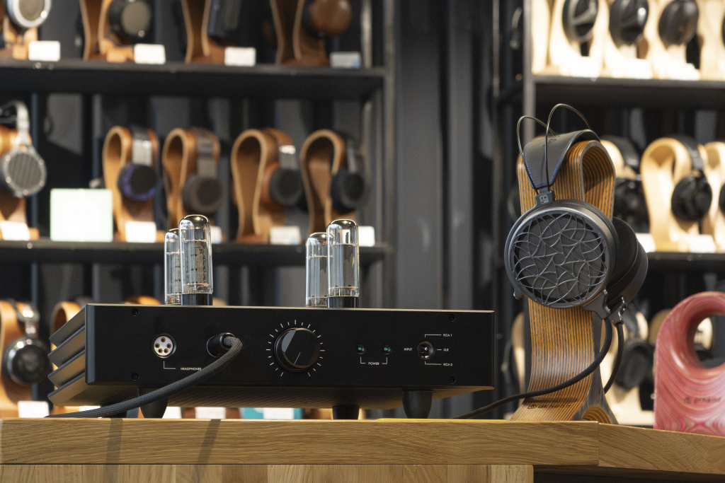 HeadAmp Blue Hawaii Special Edition Satin Black.jpg