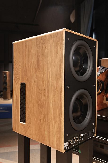 Полочная акустика Dutch & Dutch 8c Speaker Black & Natural (pair) - рис.12