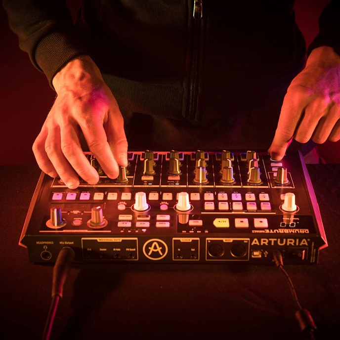 Синтезатор Arturia DrumBrute Impact 1984 Beige - рис.7