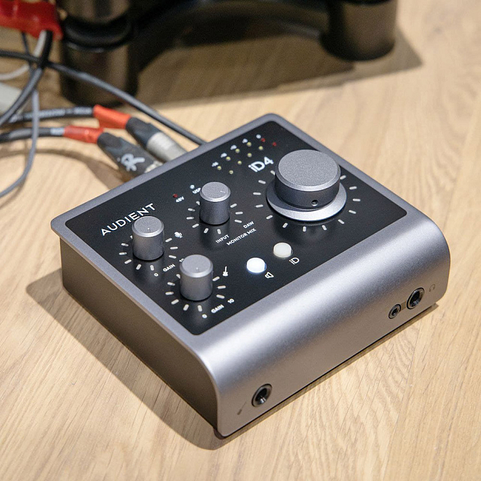 Аудиоинтерфейс Audient iD4 MKII Black - рис.10