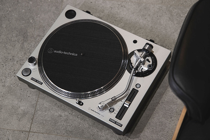Проигрыватель винила Audio-Technica AT-LP140XP Silver - рис.1
