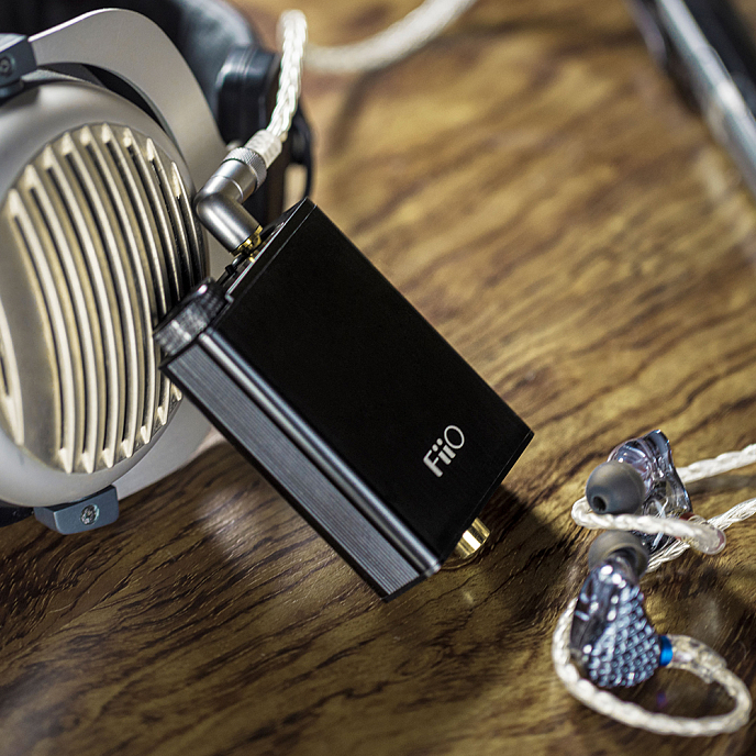 Усилитель-ЦАП для наушников FiiO E10K-TC Black - рис.6