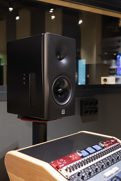 Студийный монитор Dutch & Dutch 8c Studio Speaker Black - рис.16