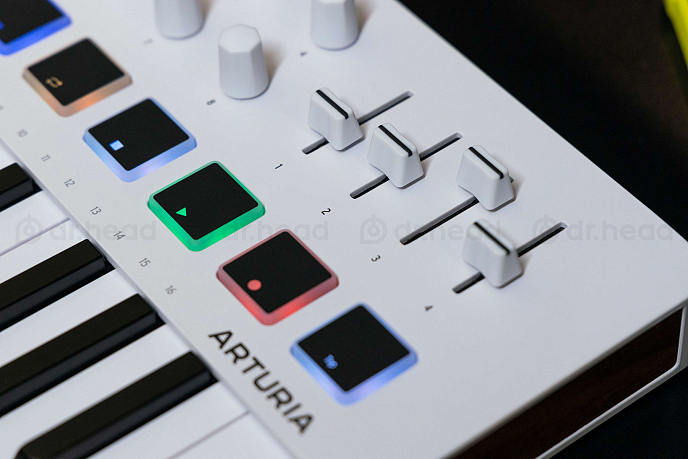MIDI-клавиатура Arturia MiniLAB 3 midi-клавиатура и пэд-контроллер (SN 7030400831425010)_Уценка - рис.4