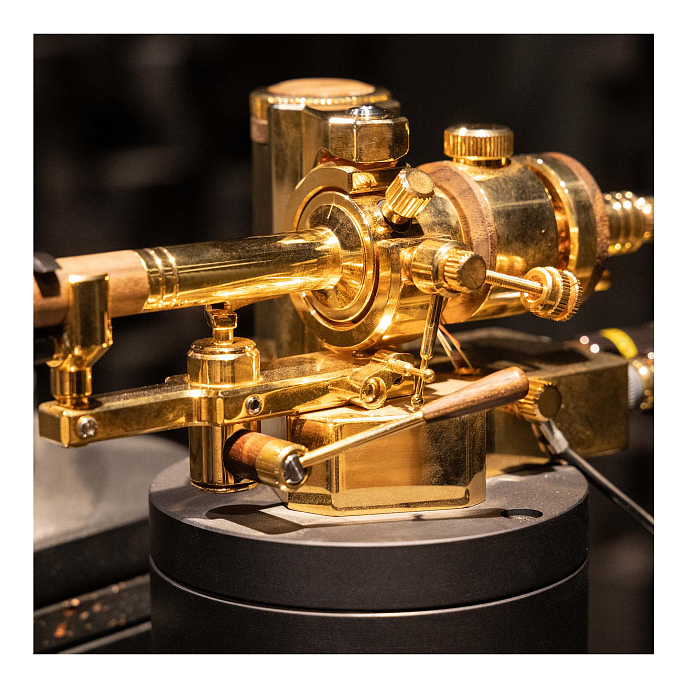 Проигрыватель винила Auris Bayadere 5 Black Hawk 24k Gold Tonearm Black/Gold - рис.22